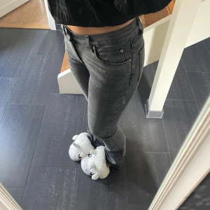 Gina tricot jeans - gråa midwaist jeans med utsvängda ben från gina tricot, super fint skick 🪩💖🌟