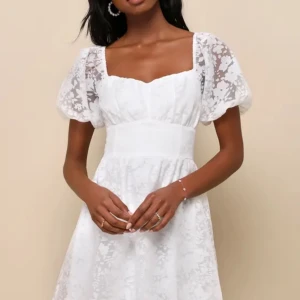 Studentklänning  - Säljer denna fina klänning som är perfekt för studenten! Den är helt nyköpt samt oanvänd (Lappan sitter kvar). Den ser exakt ut som på bilden och otroligt bra kvalitet. Kommer ej att sälja för nypris vilket är 945kr. Hör av er för mer info💕