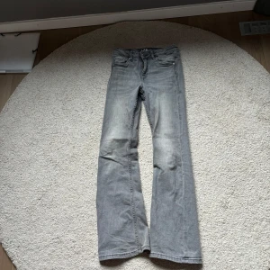 Bootcut ljusgråa jeans  - Ordinarie pris är 349.Jeansen är använda i ungefär ett halvår och de är i bra skick.