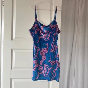 Mönstrad klänning  - Jättefin klänning från H&M! 