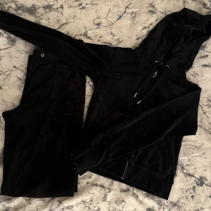 Juicy Couture  - Äkta svart juicy couture dress, jag köpte den för ungefär 2400kr men säljer den för 1000kr, jag kan tänka mig gå ner i pris