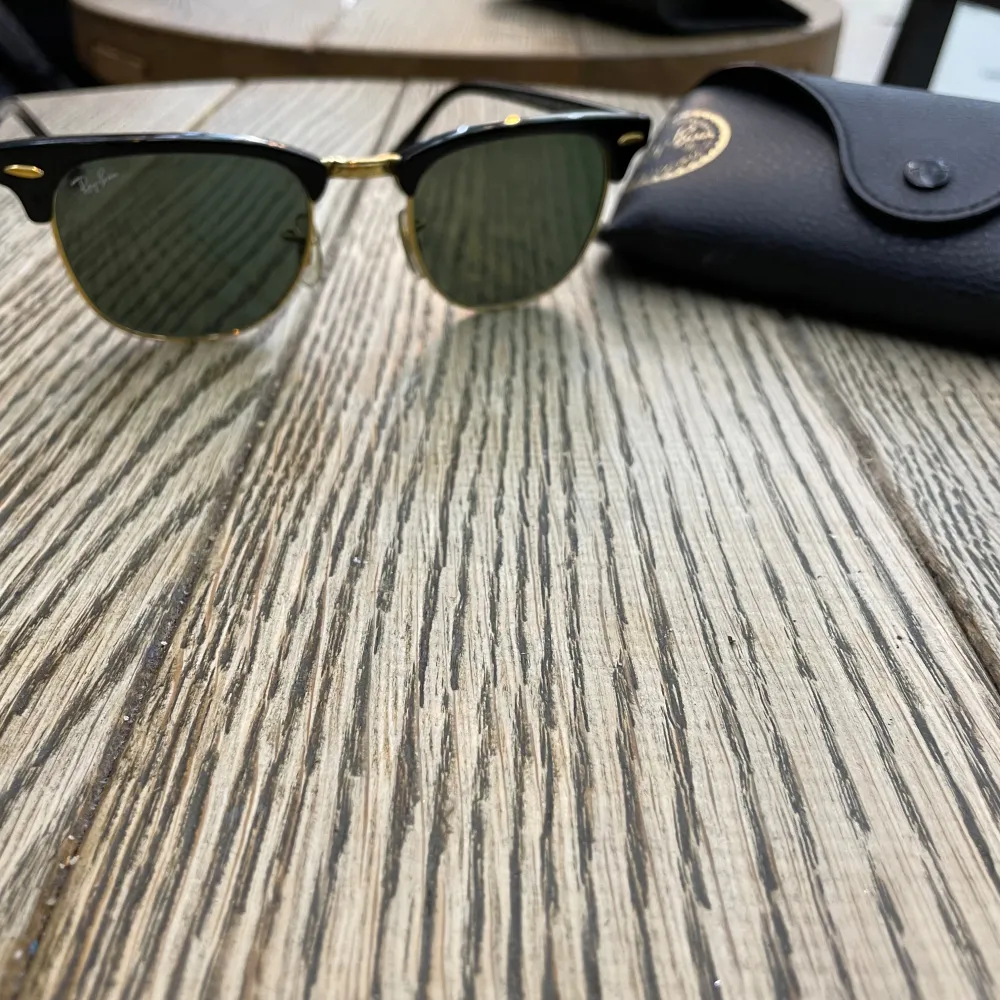 Oanvänd äkta Raybans. Priset av solglassögon är 1800 men vi säljer för 400kr. Priset kan diskuteras.. Accessoarer.