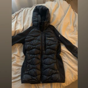 Peak performance höstjacka dam  - Storlek XS, nyskick. Säljer pågrund av att jacka inte passar på mig längre, perfekt för hösten!