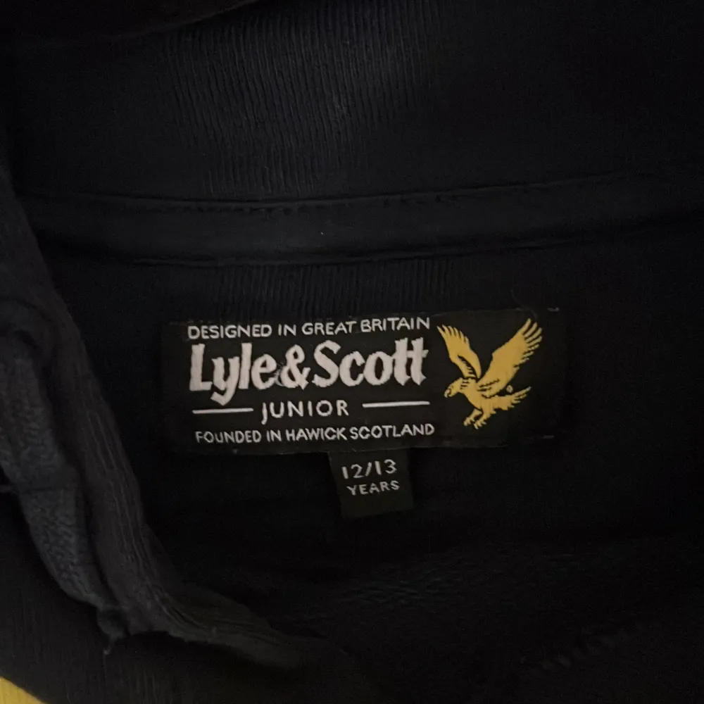 En Lyle & Scoot hoodie i storlek 12-13år, i färg svart/marinblå. Då den säljs för att den inte passar längre, pris kan diskuteras✅. Hoodies.