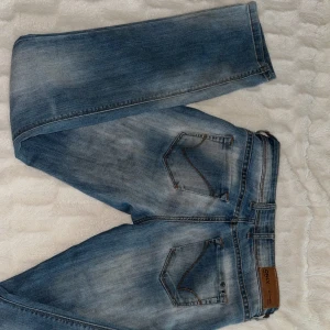 Lågmidjade jeans Only - Lågmidjade jeans som är köpta på vinted. Tyvärr passade inte dom mig så därför säljer jag vidare 💞 dom är i bra skick!! Skulle säga att de är mellan straight och bootcut 