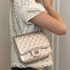 Fin väska i en pärlrosa färg 🙌 - Säljer den då den inte kommer till användning den är väldigt fin och i bra skick 💘 