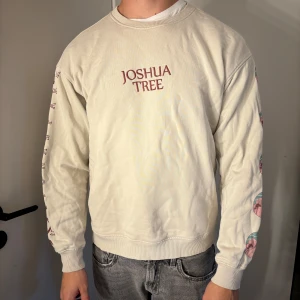 Sweatshirt med tryck  - Hej säljer nu denna tröja som knappt är använd åt min bror🤍