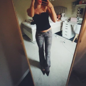 Leopard jeans  - Slutsålda leopard jeans ifrån Nelly, använda 1-2 gånger och är i ett nytt skick utan några defekter, har vanligtvis 34 i jeans men i dom här har jag 36 då dom är lite små i storleken, mer bilder kan skickas vid intresse 