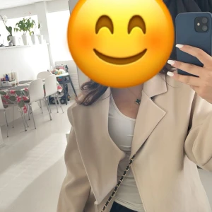 Kappa - Beige kappa inköpt i november 2023 bara använt den i en månad sedan har den legat där. Storlek Xs/S Pris kan diskuteras vid snabb affär 