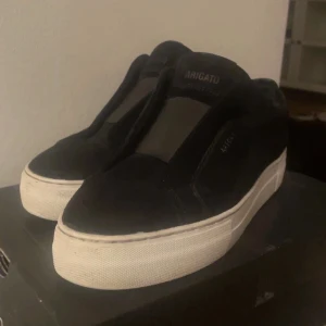 Axel arigato skor  - Fina men används Axel arigato skor i storlek 39. Dem ända defekterna på skolan är de små hålen på hälarna (se bild 4 och 5) annars är de i gott skick! 