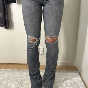 gråa jeans - säljer dessa super fina gråa jeans från zara, säljer dessa pågrund av att jag inte gillar högmidjade jeans längre men dessa är i jätte bra skick, kom privat för mer information 💘💘