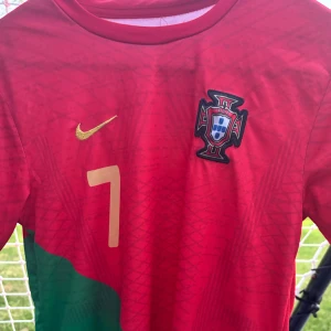 Portugal tröja - Portugal tröja där det står Ronaldo där bak, köpt för 600kr och säljer den nju efter 1 års användning.