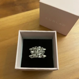 Edblad ring  - Edblad ring i storlek S, den är i väldigt bra skick. Säljer på grund av att jag inte gillar silver längre 💗(pris kan diskuteras)