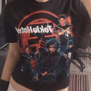 Tokio hotel tröja / shirt Aldrig använt (har 2 samma tröjor, i den första bilden har jag på en annan tröja som jag själv använder)