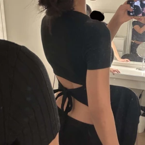 svart tröja - denna tröja har en super fin knut där bak, super vacker och super skön! från newyorker och är i fin skick❤️