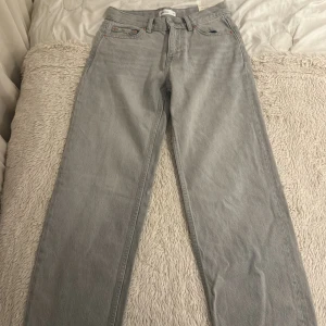 Jeans från Gina tricot (low straight petite) - Storlek 32, jätte snygga byxor med perfekt grå färg. Är oanvända och i väldigt bra skick!💗