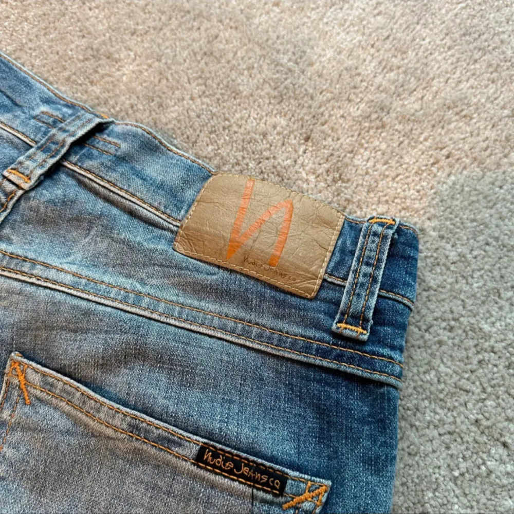 Säljer ett par Nudie jeans som är använda fåtal gånger därav nyskick, storlek 28/32. Nypris ligger på 1599. Passformen är Slim/Glenn.. Jeans & Byxor.