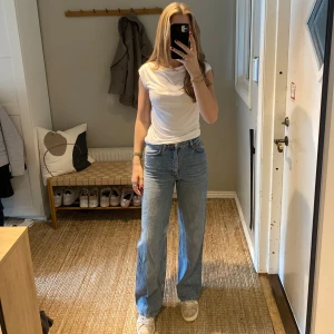 Jeans - Väldigt snygga jeans i rak passform, säljs då de inte används längre