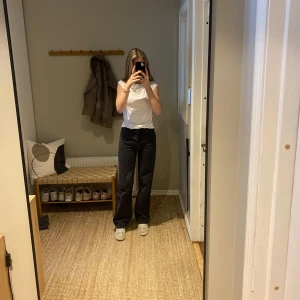 Svarta raka jeans - Jeans från bikbok, inte använda så mycket så i bra skick