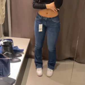 Low waist bootcut - Säljer då dom är för stora på mig, storlek 38, inga defekter, köp via köp nu 👩‍❤️‍💋‍👩💗