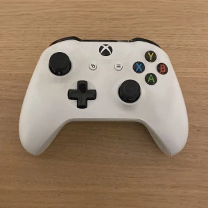 Xbox Kontroll  - Hej! Säljer nu denna Xbox kontroll. Bra skick 