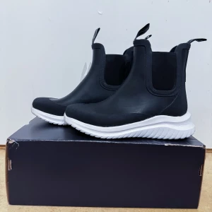 Ilse Jacobsen Gummistövlar - Sparsamt använda gummistövlar i gott skick, trendiga och bekväma. Tillverkade delvis i naturgummi med elastiska resårinfällningar, textilfoder och dämpande innersula. Nypris 1200 kr. Finns för upphämtning i Skärholmen, Solna, Farsta.