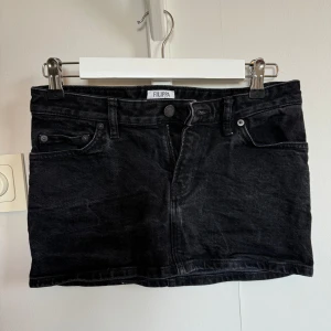 Mini demin skirt  - Supersnygg kort jeans kjol från Filippa K. Tyvärr har den blivit för liten för mig så måste sälja. Det är en kort kjol, skulle säga att det är en liten 34. Ny pris: 750 kr🩷
