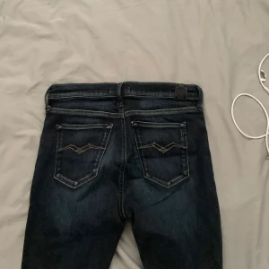 Replay jeans - Dessa mörkblå replay jeans i storlek 27 i Wide och längd 30 kostar endast 250 kr och passar till det mesta