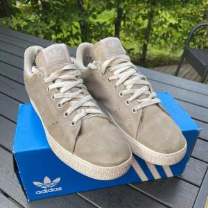 Säljer ett par feta adidas Stan Smith Mocha, storlek 43 1/3 för endast 199 kr (nypris 1100kr). Skick 8/10 inte för mycket använda! Pris kan diskuteras! Hör av dig vid frågor!