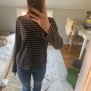 Randig tröja - Randig tröja som nästan är helt oanvänd💗💗