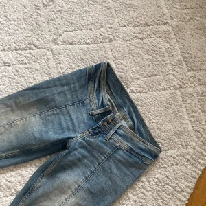lågmidjade bootcut jeans - skitsnygga från monki, säljer pga för små 