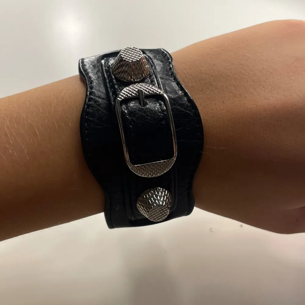 Säljer mitt balenciaga armband jag köpte förra året, har slängt allt äkthets bevis så säljer därför lite billigare😅 Inga slitningar alls o i perfekt skick!💗. Accessoarer.