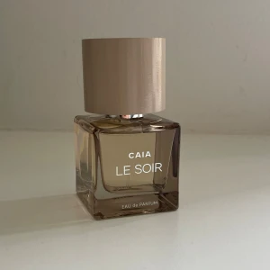 CAIA Le Soir parfym - Bara använt ett fåtal gånger så parfymen är i stort sett full och ny! Säljer p.g.a. inte riktigt min doft. Matchar enligt mig bra med det body butter jag också säljer!