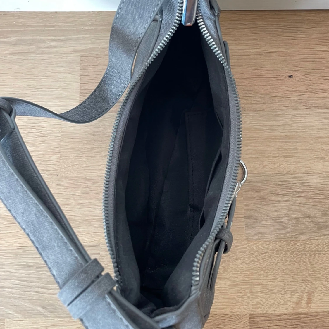 Grå axelväska med bältesdetaljer - 92