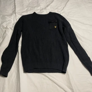 Lyle and Scott Ribbed Tjocktröja - Säljer en Lyle and Scott Ribbed Tjocktröja i bra skick i storlek 15/16 år.