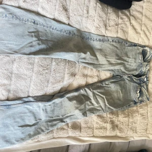 Low waist jeans - Ljusblåa low waist bootcut jeans från hm. Väldigt poppis och sitter väldigt skönt och bekvämt. Används inte längre.