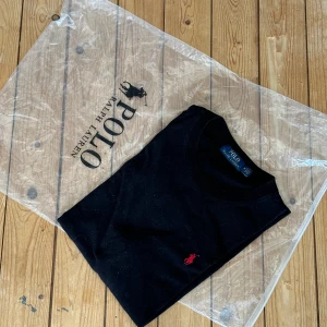 Ralph lauren t-shirt (svart) - Bra skick 9/10 knappt använd 