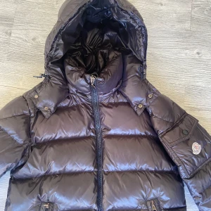 Moncler Maya  - Tja, Säljer nu min vinterjacka som självklart är äkta och som jag använt 2 vintrar den är i fint skick och jag skulle ge den en 8/10. Jackan är storlek 2 vilket passar mig perfekt som har s/m.Jackan är köpt på kaspersheat och digitalt kvitto finns. 