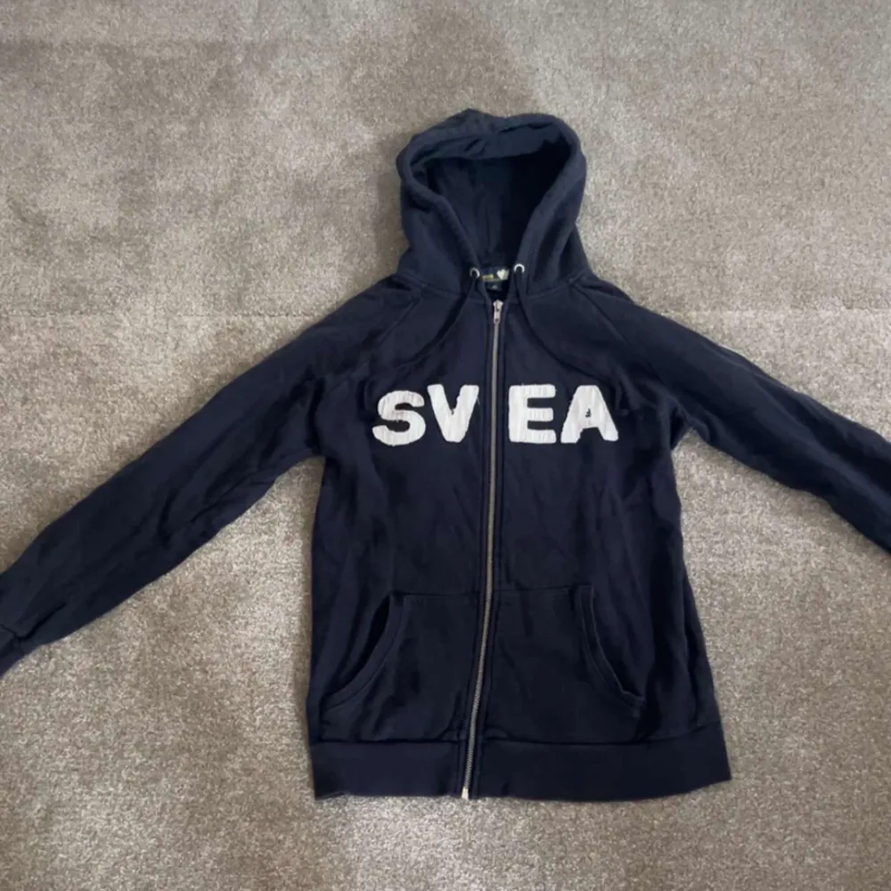 Tja säljer denna as feta Svea zipen. Storlek S. Modellen är 180, 70 kg. Köp för endast 299. Hör av dig vid frågor eller funderingar!🙏🏽. Hoodies.