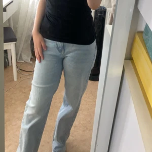 Högmidjade jeans - Storlek S. Sitter bra i låren och passar bra i längden för mig som är 155. Har använts några gånger men plagget är fortfarande i bra skick och inte skadad.💞