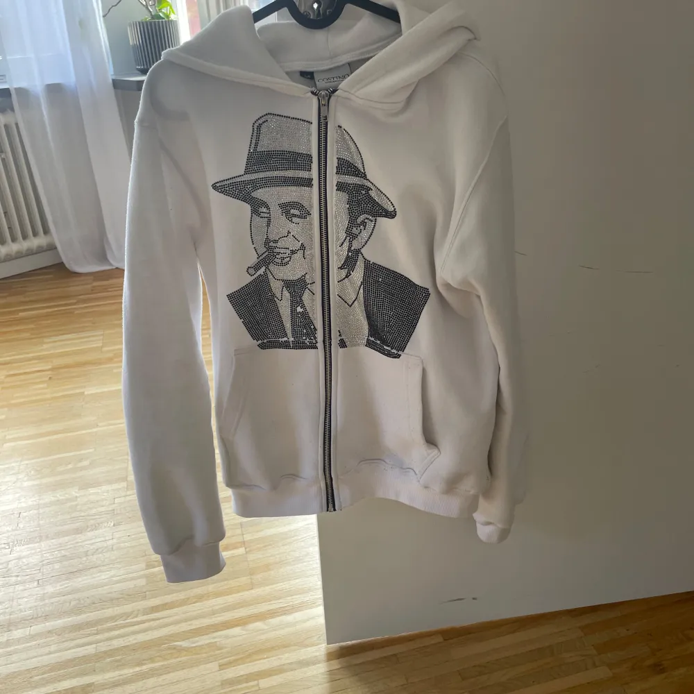 Storlek M skicket är 7/10 några (diamanter) har lossnat . Hoodies.