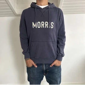 Morris - Säljer denna Morris hoodien. Skick 9/10, storlek S. Köp för endast 299. Modellen är 170, 70kg. Hör av dig vid frågor eller funderingar!