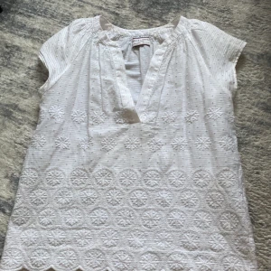 Holly & Whyte  - Lite genomskinlig vit somrig tröja, perfekt till midsommar
