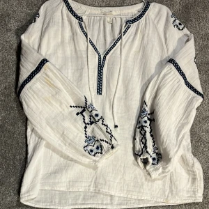 Fin långärmad blus - En somrig söt blus som är mysig att ha på sommarkvällar, men passar även till finkvällar. Den är från HM och har köpt den begagnad, men använd av mig en gång. 