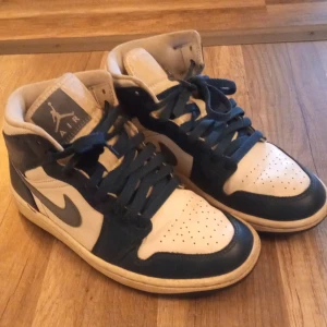 Jordan 1 blue mid - Säljer mina super fina jordans som tyvär blivigt för små
