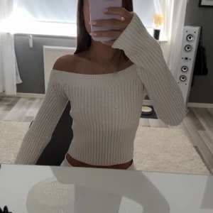 stickad off shoulder - super fin stickad tröja💓 i nyskick och aldrig använd! köpt för 250💓