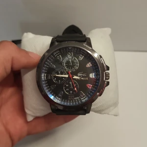 Lacoste klocka - Sjukt snygg klocka för ett hyfsat bra pris. Batteriet har dock stannat.