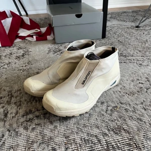 Salomon skor - Salomon skor, vet inte modellnamnet. Strl 43 1/3 men sitter som 42.5-43. Använda ett fåtal gånger fortfarande i väldigt bra skick. Ingen låda.