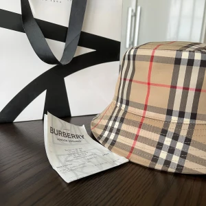 Burberry hatt (Äkta) - Jag säljer min Burberry hatt pågrund av att jag inte tar på mig den alls den har bara legat hemma och inte fått se solljus så därför säljer jag den 