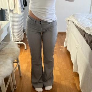 Flare kostymbyxor  - Så jäääkla snygga kostymbyxor från berskhka men säljer då dom inte kommer till använd. Skulle säga att dom är lite stora i storleken! Jag är 160 o dom är lite långa för mig men skitsygga till klackar🤗😍  Nästintill oanvända!!